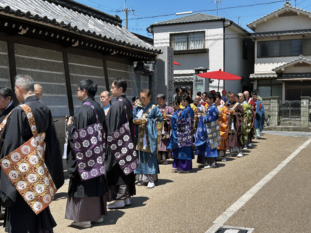蓮如忌法要で僧侶が入堂する様子