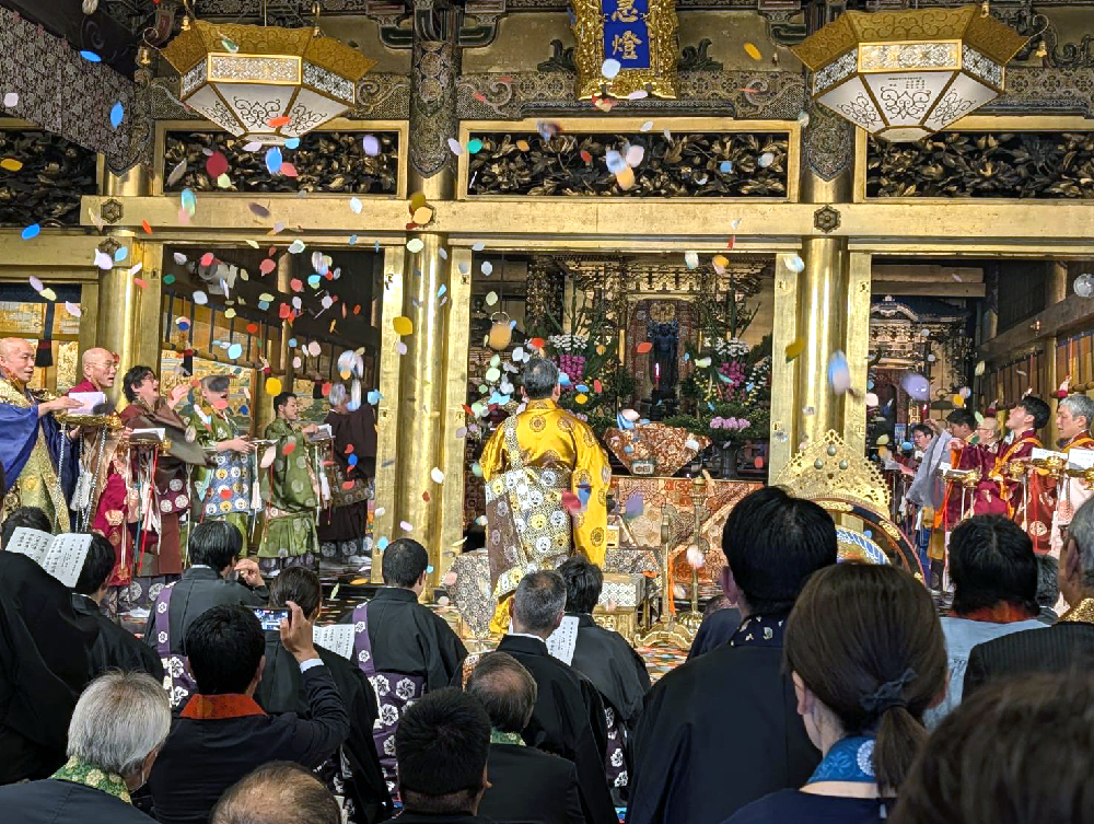 蓮如忌法要で舞う8万4000枚の散華
