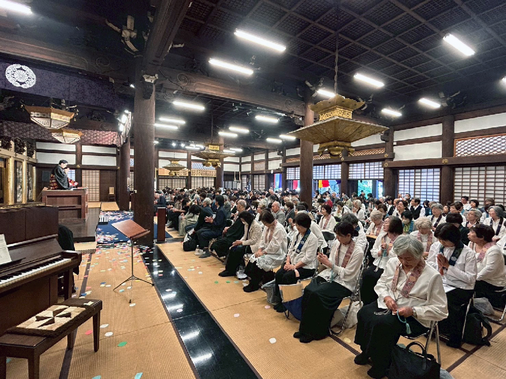 本堂の堂縁まで多くの参拝者で溢れた蓮如忌法要
