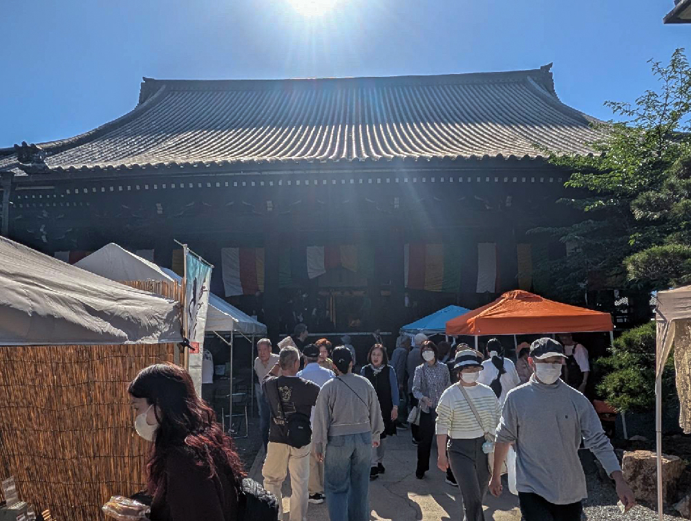 蓮如忌法要当日の出店と縁側ライブ