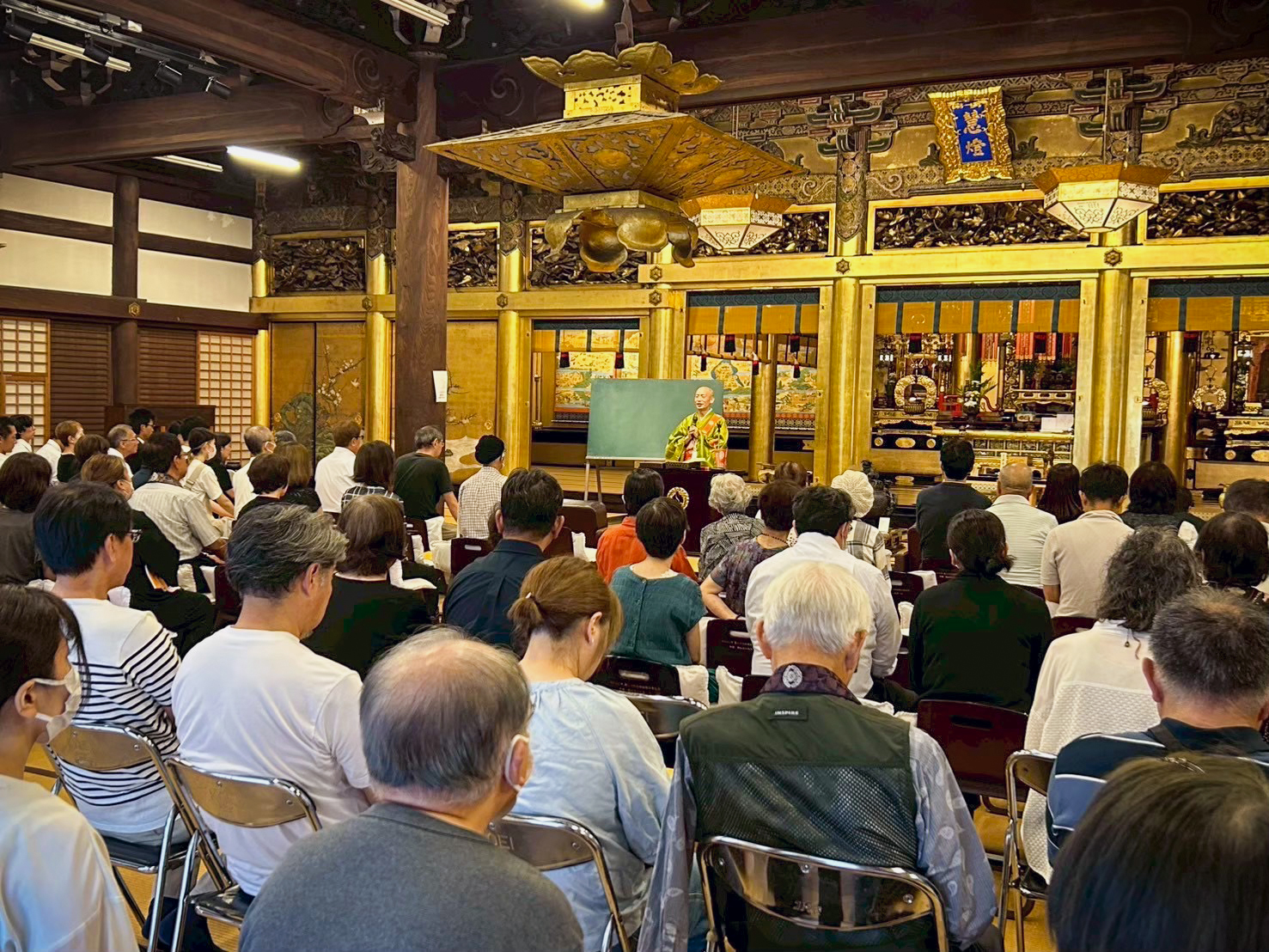 ご家族で顕証寺の盂蘭盆会に参拝する様子