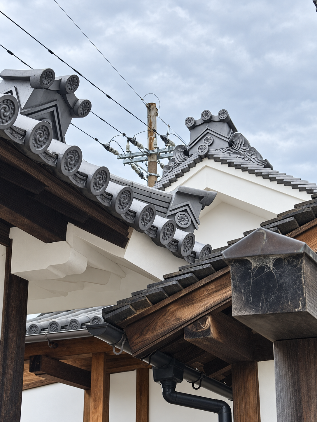 修復が完了した東長屋の屋根まわり