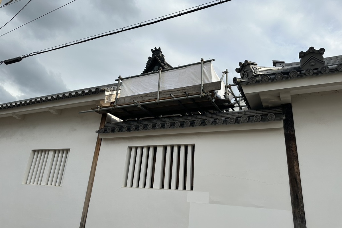 東長屋北側の屋根部分に設置された修復工事の足場