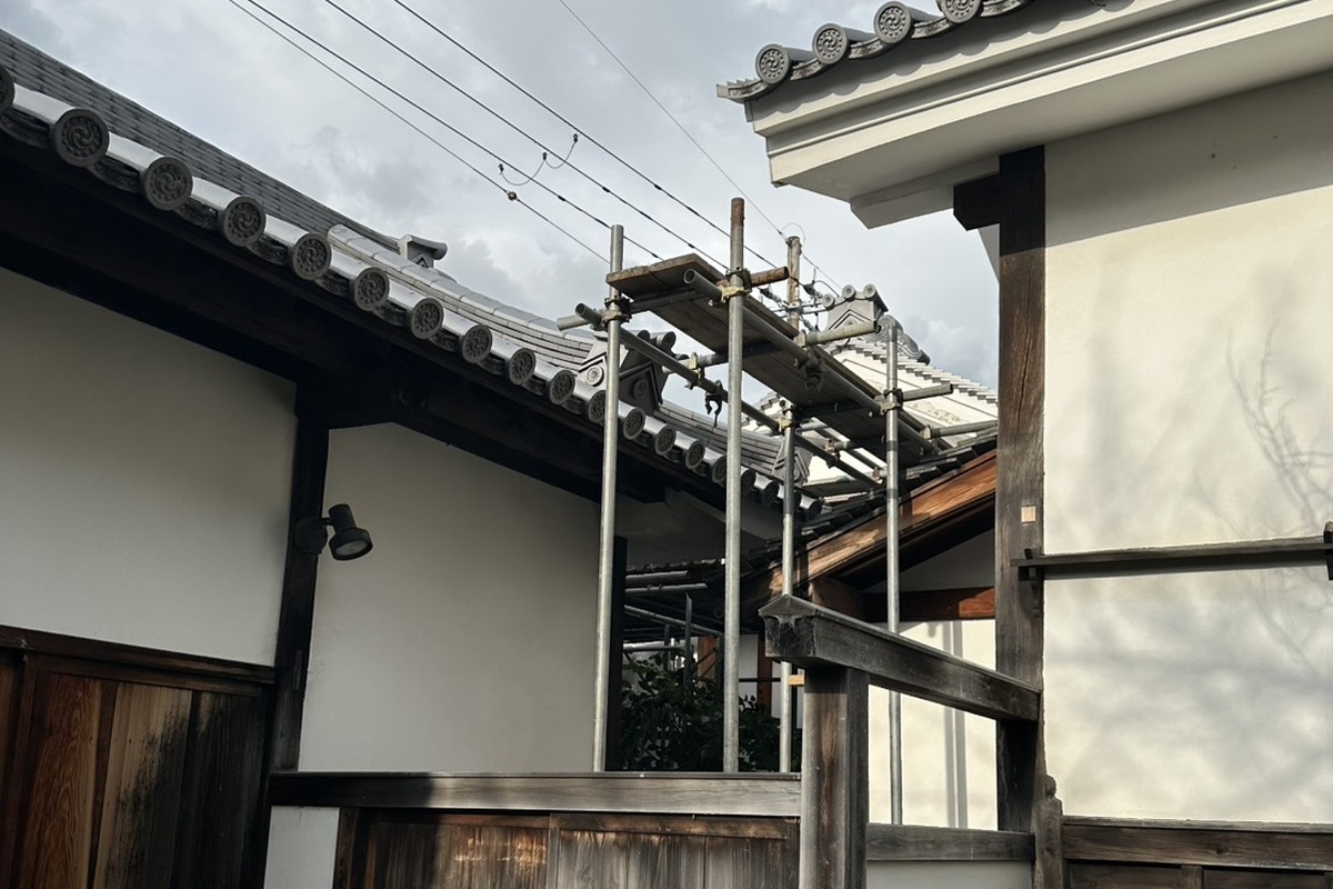 東長屋会館側に設置された修復工事の足場
