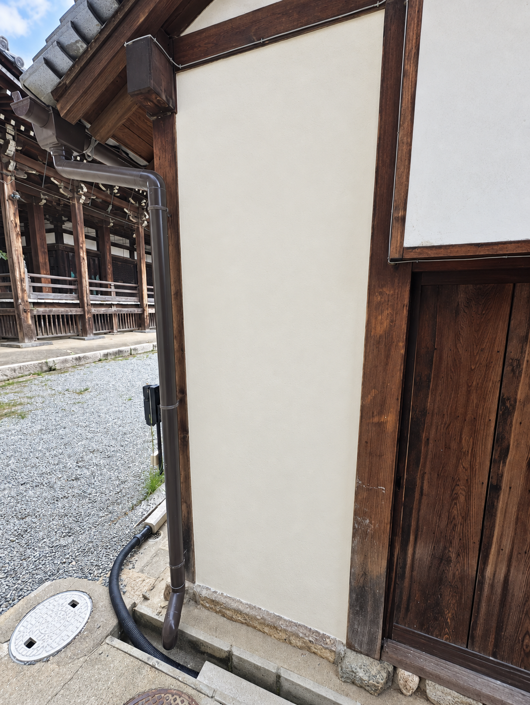 修復が完了した東長屋の会館側の壁