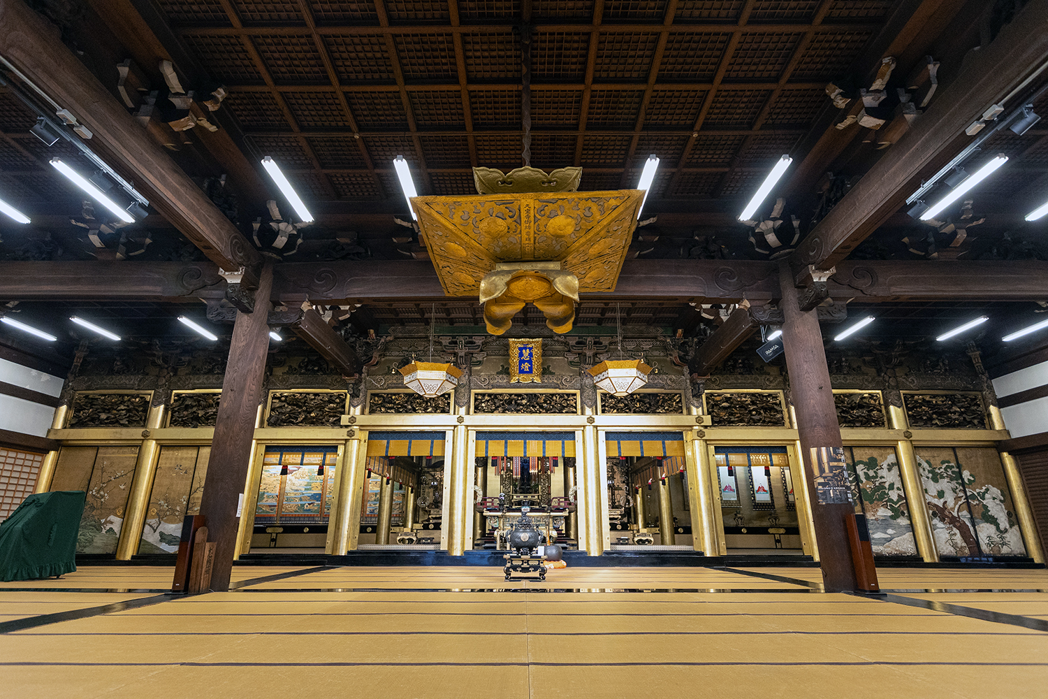 顕証寺本堂の内陣と外陣がわかる堂内空間