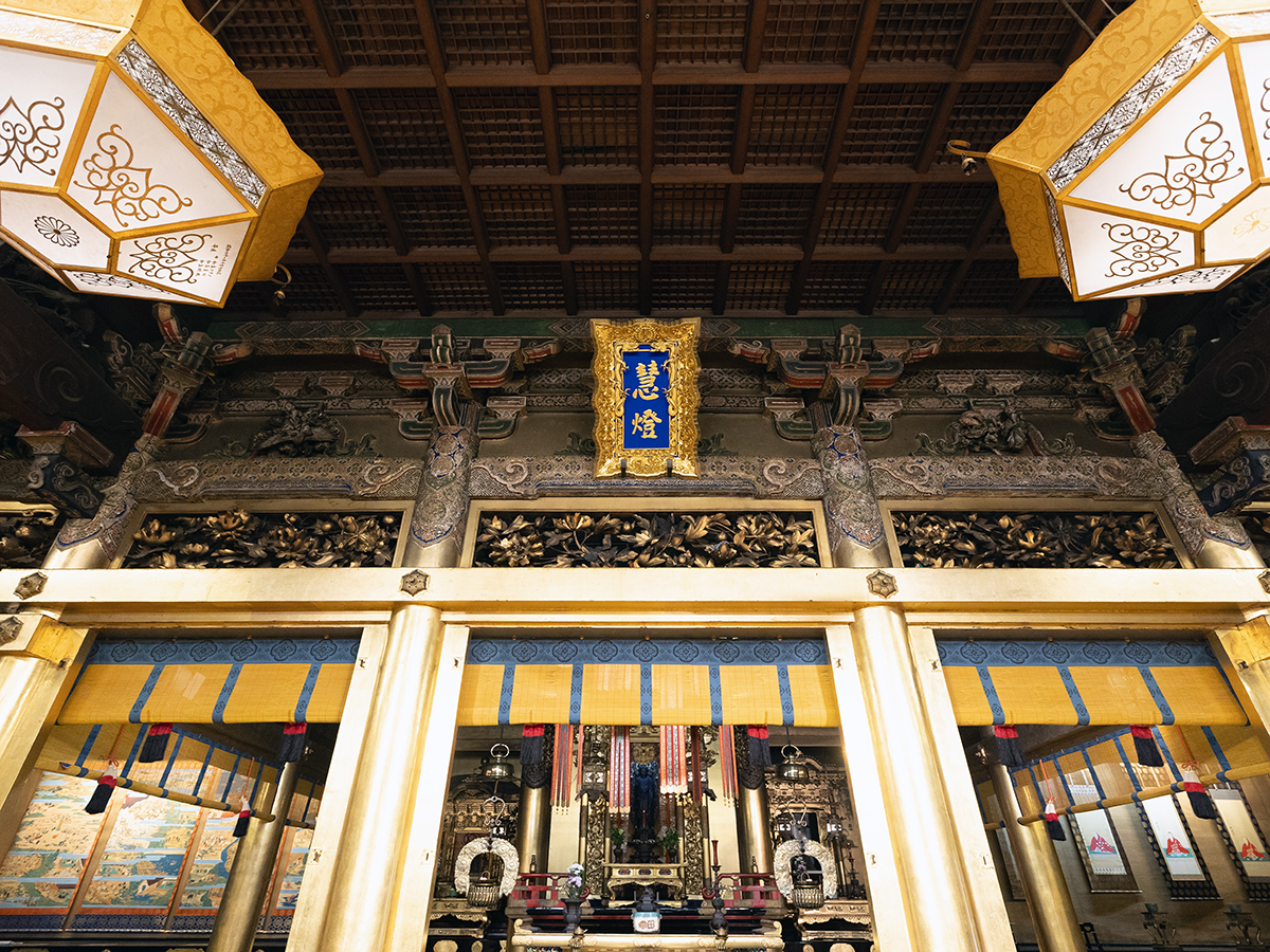 顕証寺本堂の柱や梁など木造建築の構造