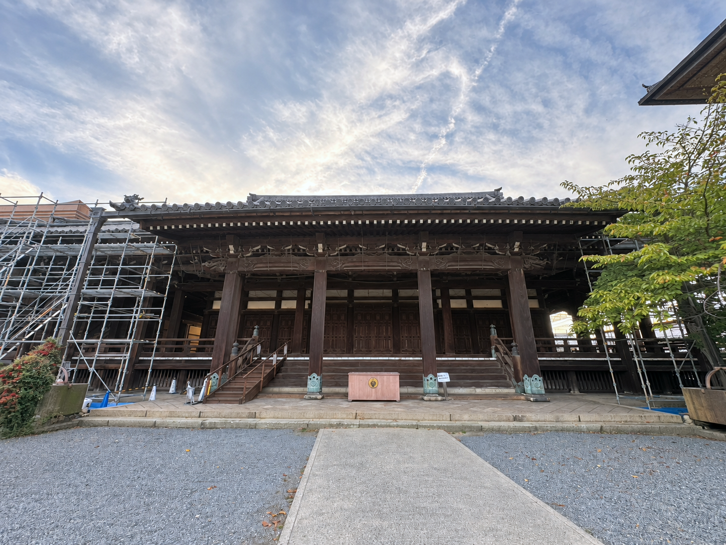 調査用足場の設置工事が進む顕証寺本堂正面